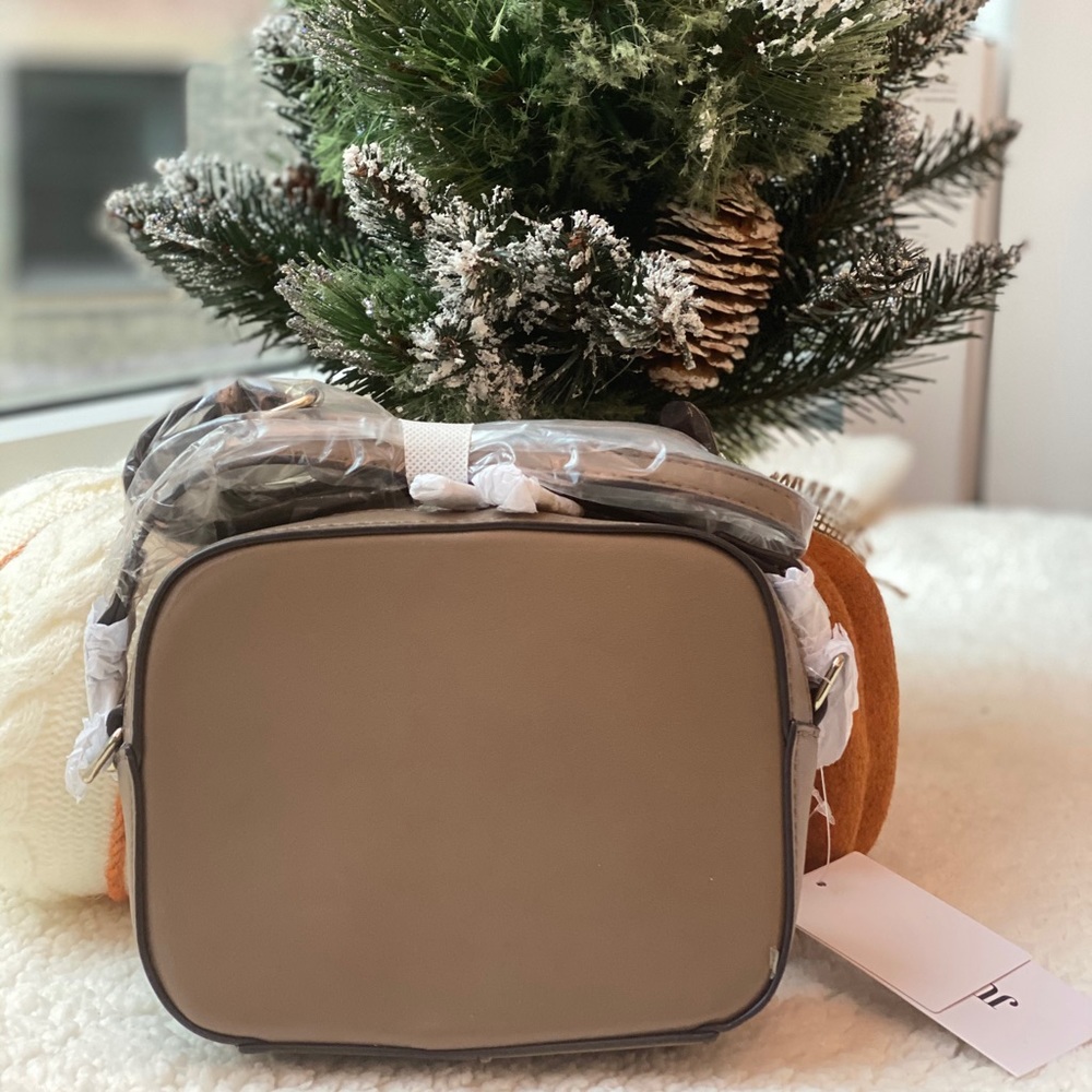 Taupe Jayn Crossbody 👛 👜